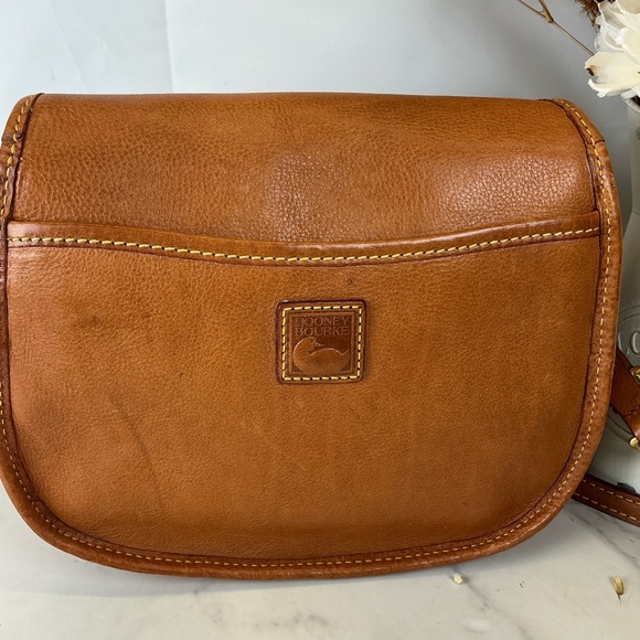 Dooney‎ & Bourke Tan Leather Crossbody Flap Saddle Bag Gold Heart Clasp Vintage - Picture 7 of 12